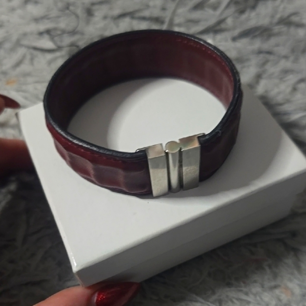 GUC Hermès Thick Burgundy Leather Bracelet with Silver Clasp (EUC)(UNISEX)(M) 7”